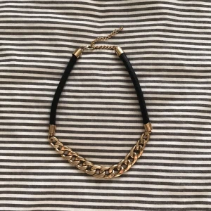  - Gold and leather necklace från H&M