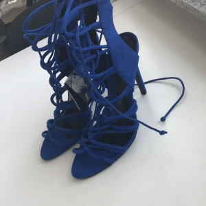  - Helt oanvända klackskor från zara. Sjukt finn blå färg, populär från föregående säsong. Prislapp sitter kvar. 