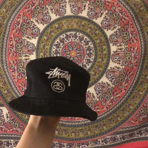  - Svart Stüssy buckethat. Fint skick, använd 3-4 gånger.