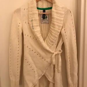  - Vit kofta från Bondelid. Storlek XS. Sparsamt använd, som ny.
