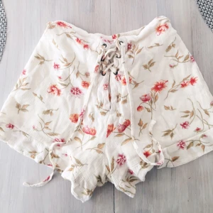  - Somriga shorts från bikbok, knappt använda❤