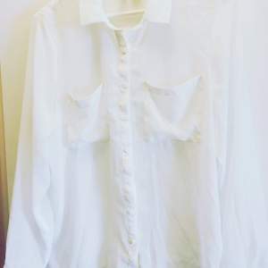 Genomskilig vit skjorta i strl S för 20kr + ev. frakt 📦 Hämtas i Kristianstad eller Karlshamn 🖖🏻