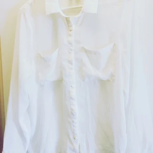  - Genomskilig vit skjorta i strl S för 20kr + ev. frakt 📦 Hämtas i Kristianstad eller Karlshamn 🖖🏻