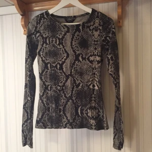  - Långärmad tröja från Monki i storlek S.