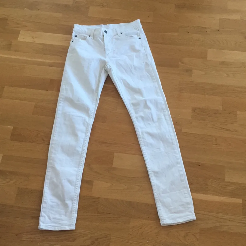 Vita jättesnygga jeans från cheap monday, aldrig använda på grund av för små! . Jeans & Byxor.