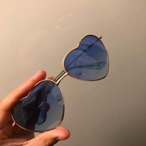 Solglasögon med blått glas, formade som hjärtan.
Frakt tillkommer!