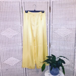  - SUPER coola guld/gula silkesbyxor. Du kan rocka dessa vandrande längs gatorna en sommarkväll och ba lysa upp heeeela natten 🔥 Storlek XS 🔥  FRI FRAKT💌  ❗FÖREDRAR SWISH❗