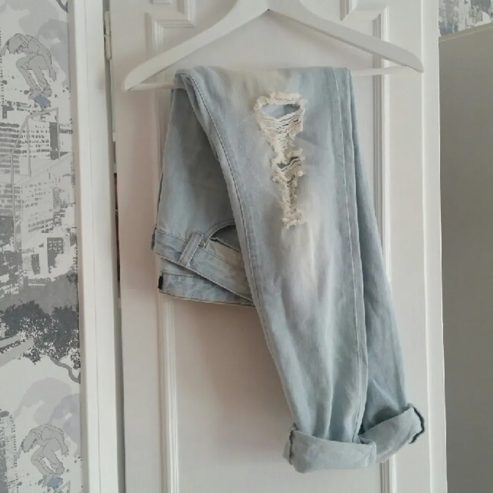 sisters point, använda max 1-2 ggr & köpta på nelly.com för 2-3 år sen. trasiga boyfriend jeans, skitsnygga! 👌. Jeans & Byxor.