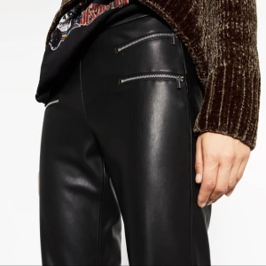  - Helt oanvända skinnbyxor i cropped flare modell, från ZARA.