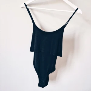 - Säljer en svart body från missguided, aldrig använd endast provad. Korsade band i ryggen och en söt volang runt bysten.
Enda "felet" är några trådar längst ner vid sömnen på höften.