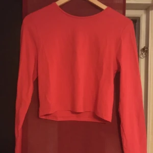  - Magtröja från bikbok i M, aldrig använd. 