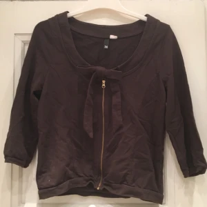  - Brun tröja med trekvarts-ärm och snörning över dragkedja ☺️ från H&M, storlek 38, fint skick. Skickas, köparen står för frakten 💌