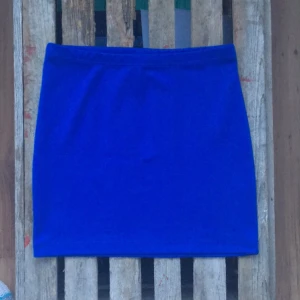  - Kornblå kjol från vero moda, aldrig använd!