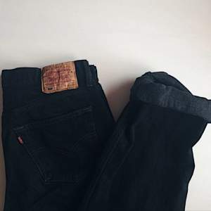 Säljer mina älskade svarta jeans från Levis. Modellen är i 501 storlek W 34, L 32. Har en fin passform och är självklart rökfria 🌻