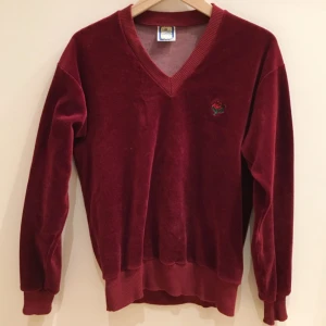  - Tjocktröja i sammet, mörkröd med rosdetalj 🌹
Märkt storlek S, 80% bomull 20% polyester