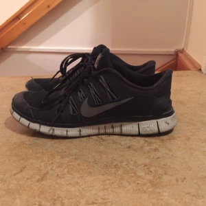  - Nike sneakers, jättefina men behöver pengar.