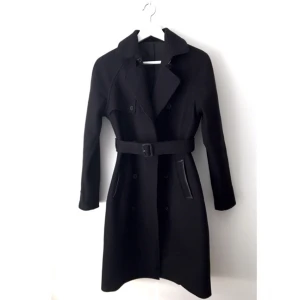  - Svart kappa från J-Lindeberg i 100% ull. 
Str 36 (liten i storleken, passar en XS) 
Köptes för 3400 kr. 
Vid intresse kan jag skicka mer detaljerade bilder. Hör av dig! :) 