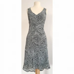  - Vackert mönstrad klänning i skön kvalité och passform.

Märke: Next
Storlek: 42, men liten i storlek och passar nog 36-38.
Skick: Mycket gott. Som ny!

Pris: 200 kronor eller bud.

Frakt: Betalas av köparen.

Mängdrabatt och samfrakt vid köp av flera plagg.