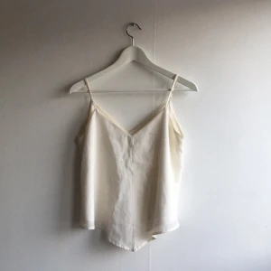  - Vit topp från bikbok