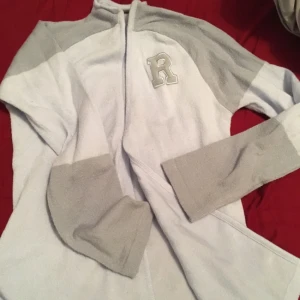  - Säljer min ljusblå/ljusgrå Rocky kofta i storlek 36/38. Sparsamt använt. Kan skickas men då står du för portot. 