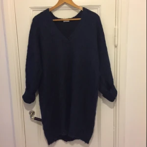  - Mysig stickad tröja från weekday. Färgen är mörkblå. Superbra skick, säljs för att den kommer för lite till användning. Köparen står för frakten!   Material: polyamid, mohair, akryl 