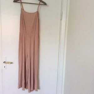  - Tunn och skön byxdress från Bershka. Rosa/beige/nude.  Sommarens modell. Kortare vida ben. Bild tre är rygg. 

Köparen står för frakt. Fråga gärna!