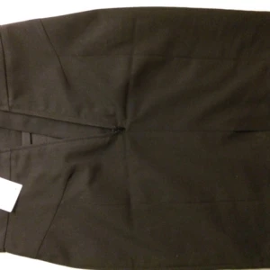  - Snygg kontorskjol från H&M i skönt material. Aldrig använd då den var för liten och jag har råkar slänga kvittot. 

Kan skickas emot fraktkostnad eller mötas upp i Stockholms området. Har swish! 