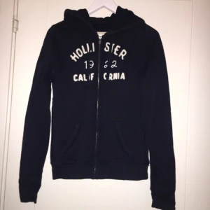  - Hollster kofta i storlek M nästan aldrig använd! Frakt tillkommer nypris: 600kr