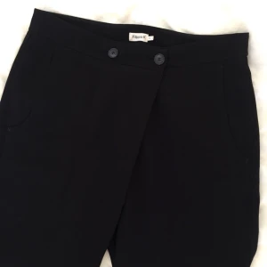 - Suuperfina kostymbyxor från Filippa K. Modellen heter wrap pants. Googla gärna modellen för att seglet bilder på passform! Väldigt bra skick! Frakt 35kr 