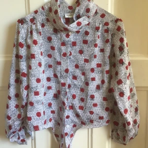  - Knytbar vintageskjorta! Sval o cool! Köpt på beyond retro. 