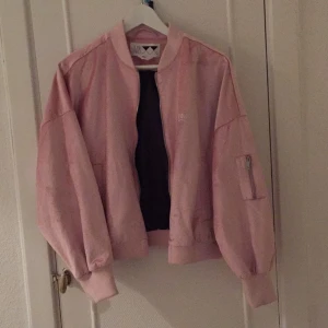  - Bomberjacka rosa från Junkyard storlek S men passar även en oversize XS. Oanvänt!!