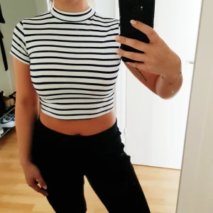  - Helt oanvänd randig crop-top med hög hals! 🌼 