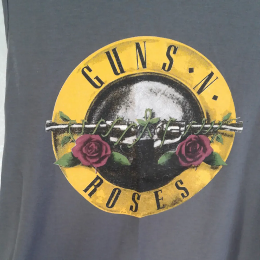 Grått tufft Guns N Roses linne, aldrig använt så helt ny! Pris 10kr, kan skickas om köparen står för frakt. Betalas med swish🎉. Toppar.