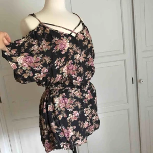  - • Sötaste byxdressen från A&E •  - Bara axlar, men med kort ärm - Fin dekor över bröstet - Endast använd vid ett fåtal tillfällen  70 kr +frakt  