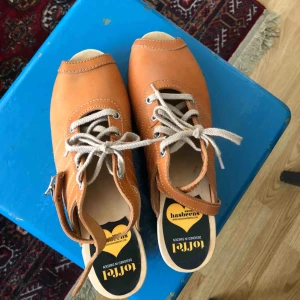  - Oanvända Swedish Hasbeens i storlek 40