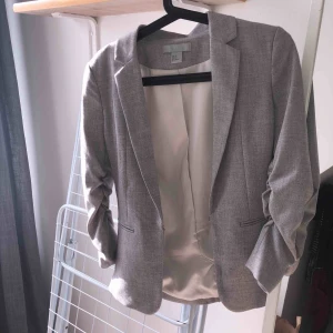  - Jättefin kavaj från H&m i storlek 32. Aldrig använd, Köparen står för frakt 💫🦋