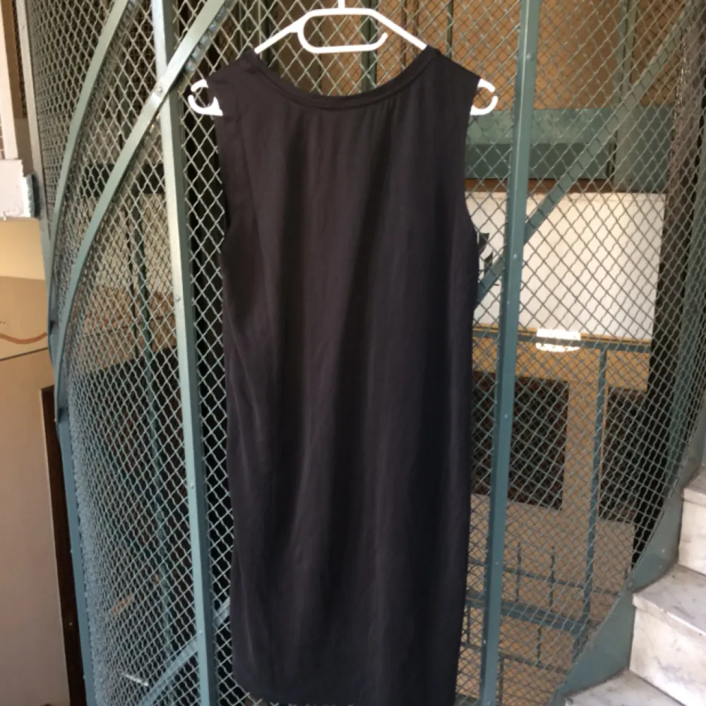 Monki sleeveless t-shirt klänning ✖️ Väldigt mjukt matte tyg som faller fint på kroppen. Klänningar.