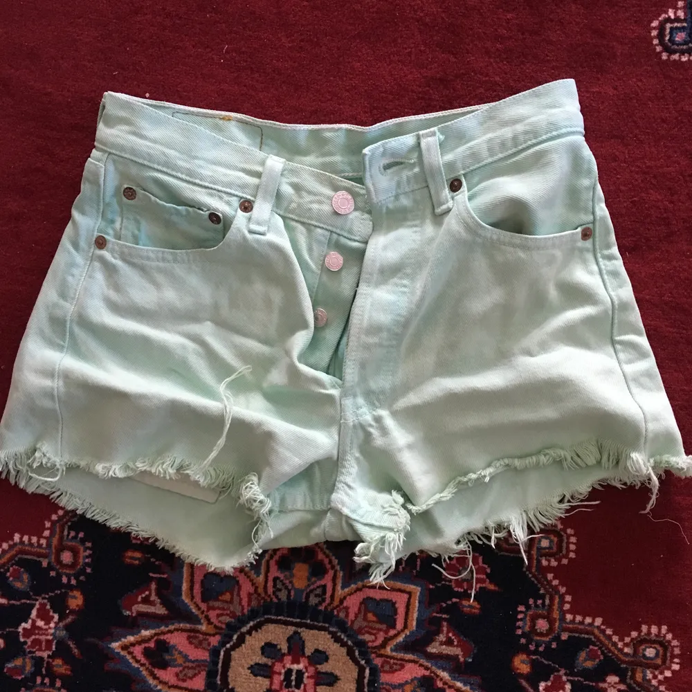 Vintage turkosa Levi’s 501 shorts.  Passar XS. Köparen står för eventuell frakt. Kan även mötas upp i Stockholm. Shorts.