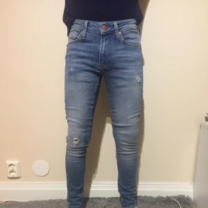  - Slitna blå jeans från jack and Jones, skinny fit Liam
