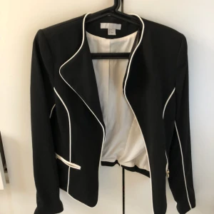  - Fin jacka/kavaj med fickor fram med guldig dragkedja. Fraktar, köparen står för frakten 