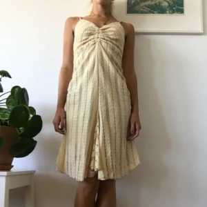  - Beige spets klänning med slit fram