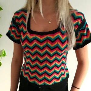  - ✨Stickad top från Monki i mjukt och skönt material. Första och andra bilden överrensstämmer bäst med dom verkliga färgerna. Köparen står för frakt.✨