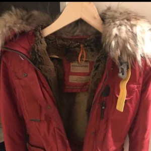 Parajajumpers jacka kort model  - Super fin och varmt perfekt till vinter använd fåtal gånger köpte den från frebergs på A6 för 11000kr sälja den för 5000kr den är äkta päls inne 
