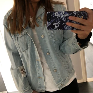  - Oversized jeans jacka från BikBok Använd 1 gång. Passar även en S/M  Frakt tillkommer, 50 kr 