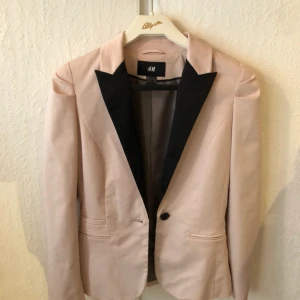  - Oanvänd kostymjacka i puderrosa från h&m. Frakt tillkommer. 