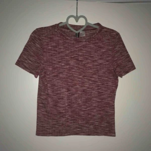  - Glittrig tröja, lite stickig, så därav inte så använd, som ny😋 Small 60kr