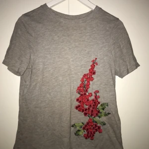  - Supersöt T-stirt! Använd endast 1 gång.