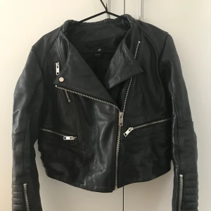  - Äkta skinn jacka från Hm, använd fåtal gånger. Inköpt för 1200kr.