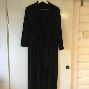  - Snygg och skön kappa köpt för något år sedan, hel och fin förutom en liten söm som gått upp på höger ficka men som enkelt går att sy igen. (Se sista bilden) Möts upp i Stockholm eller fraktar mot en fraktkostnad. 