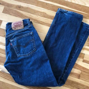 - Levi’sjeans som är raka i benen med knappar istället för dragkedja som gylf. W 26 L 30. Kan mötas upp i Stockholm eller så betalar köparen frakt